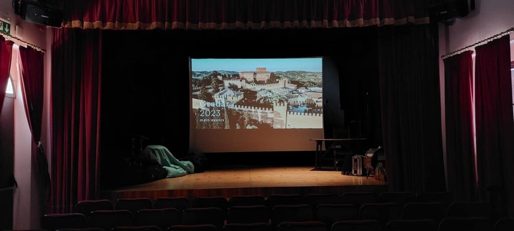 Borghi più belli delle Marche: un viaggio romantico nel medioevo 8 teatro comunale