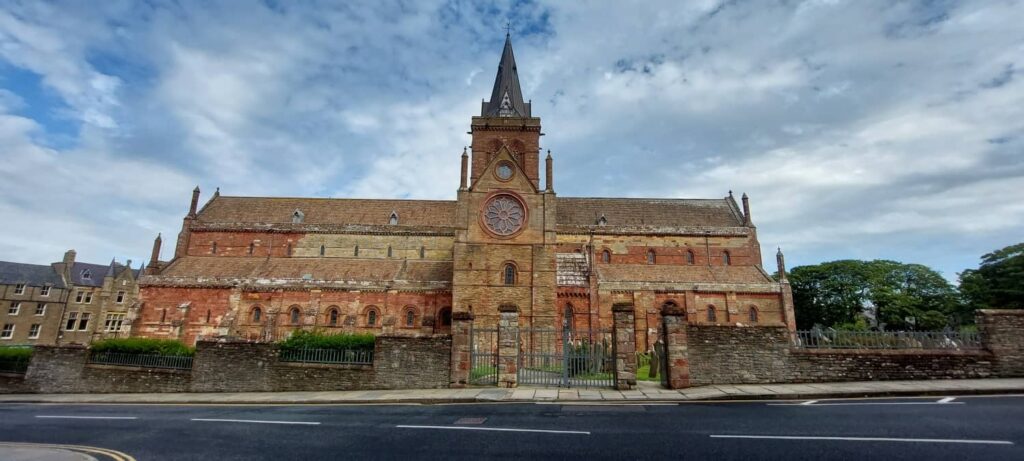 cattedrale di kirkwall, isole orcadi, scozia