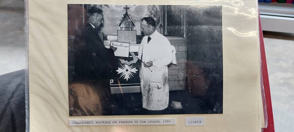 chiocchetti che lavora nella cappella italiana