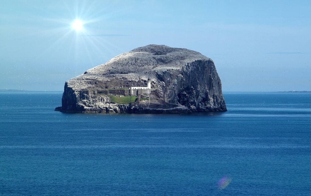 Fari della Scozia: 20 tra i più belli da vedere 16 il faro di bass rock