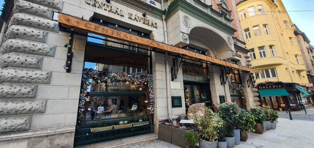 Central Grand Café Budapest, uno dei locali più antichi della città 2 central grand café, locali storici di budapest