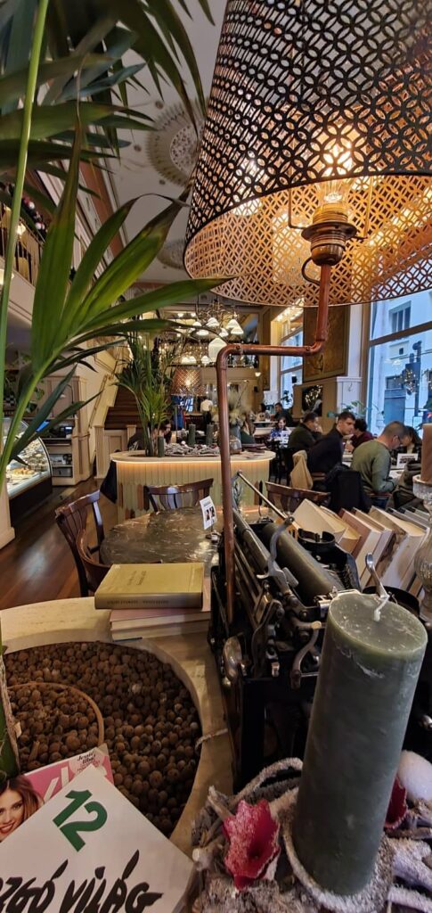 Central Grand Café Budapest, uno dei locali più antichi della città 7 locali storici di budapest, Central Grand Cafe