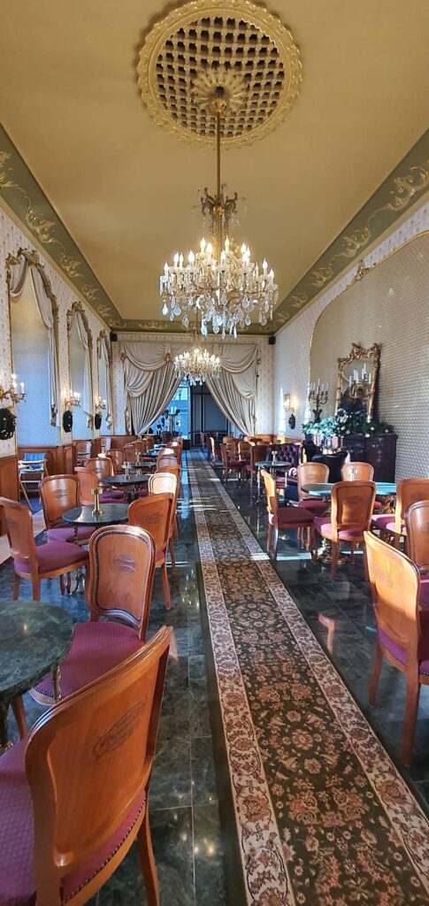 Gerbeaud café: mangiare nell'iconico locale di Budapest 7 Gerbeaud cafe 19