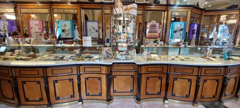 Gerbeaud café: mangiare nell'iconico locale di Budapest 3 Gerbeaud café, pasticcerie storiche budapest