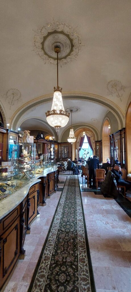 Gerbeaud café: mangiare nell'iconico locale di Budapest 4 Gerbeaud café
