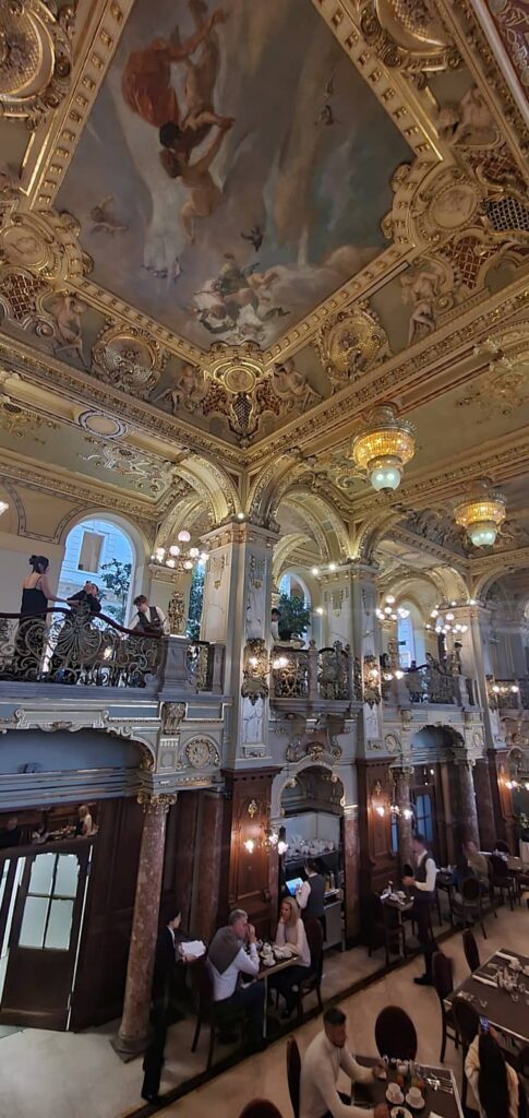 New York Cafe Budapest: il caffè più bello del mondo 10 il caffè più bello del mondo, new york cafe