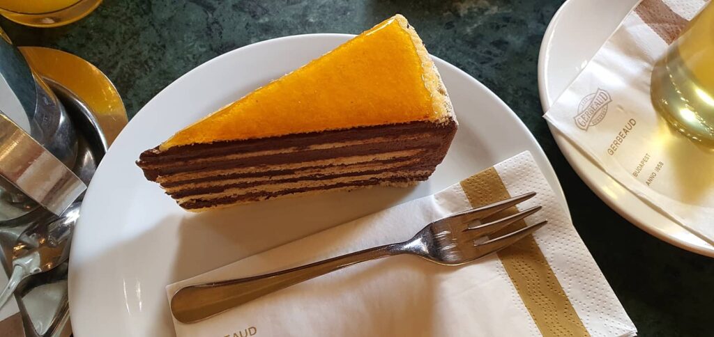 Cosa mangiare a Budapest: i piatti tipici della tradizione ungherese 14 Torta Dobos