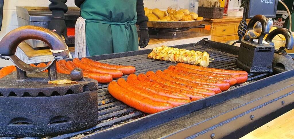 Cosa mangiare a Budapest: i piatti tipici della tradizione ungherese 5 cibo tipico unghesere: kolbasz e salsicce cotte