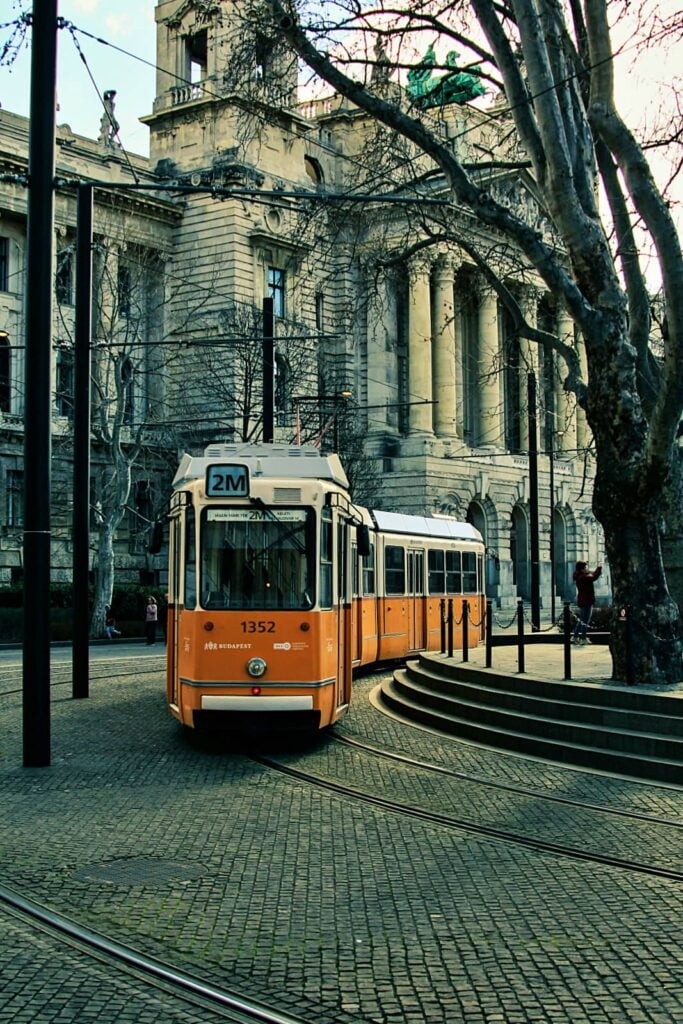 Come muoversi a Budapest: guida completa per spostarsi in città 5 budapest tram