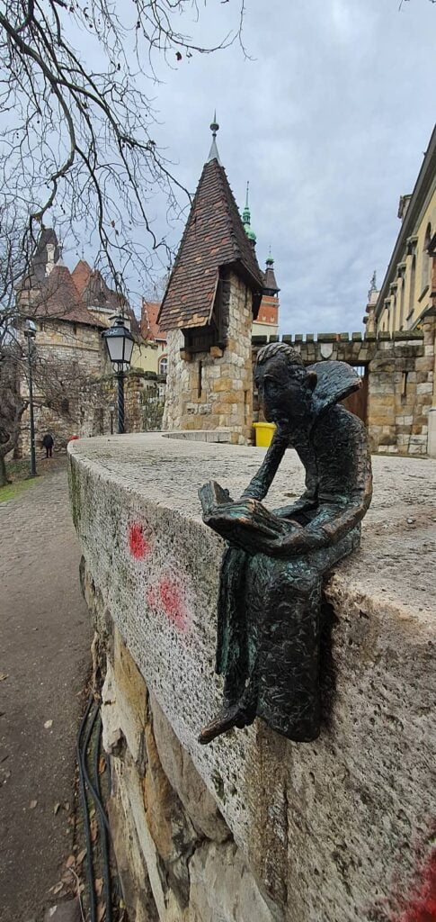 Street art Budapest: le opere più belle e dove trovarle 14 mini statue di budapest