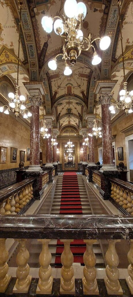 Teatro dell'Opera di Budapest: guida completa e perchè visitarlo 19 scalinata reale, teatro opera budapest