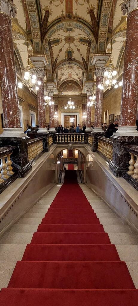 Teatro dell'Opera di Budapest: guida completa e perchè visitarlo 24 scalinata reale