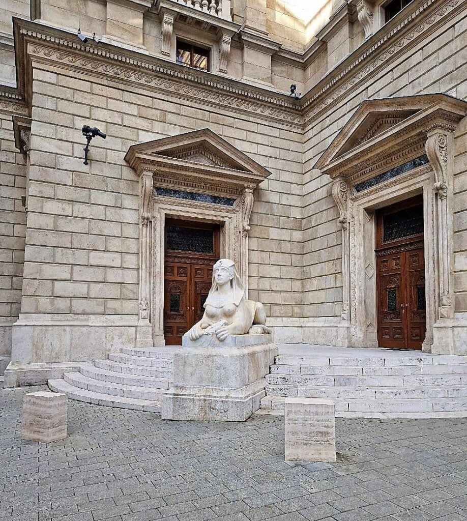 Teatro dell'Opera di Budapest: guida completa e perchè visitarlo 3 sfinge ingresso