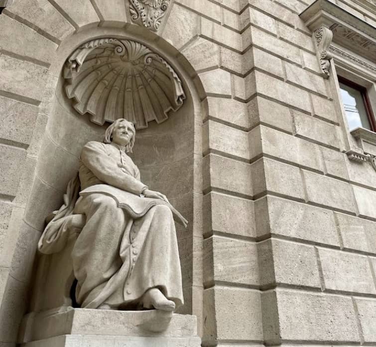 Teatro dell'Opera di Budapest: guida completa e perchè visitarlo 4 statue ingresso