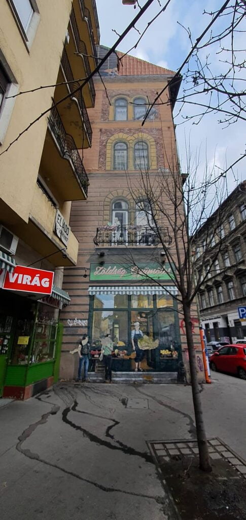 Street art Budapest: le opere più belle e dove trovarle 6 street art budapest, il negozio della signora Zsuzsi