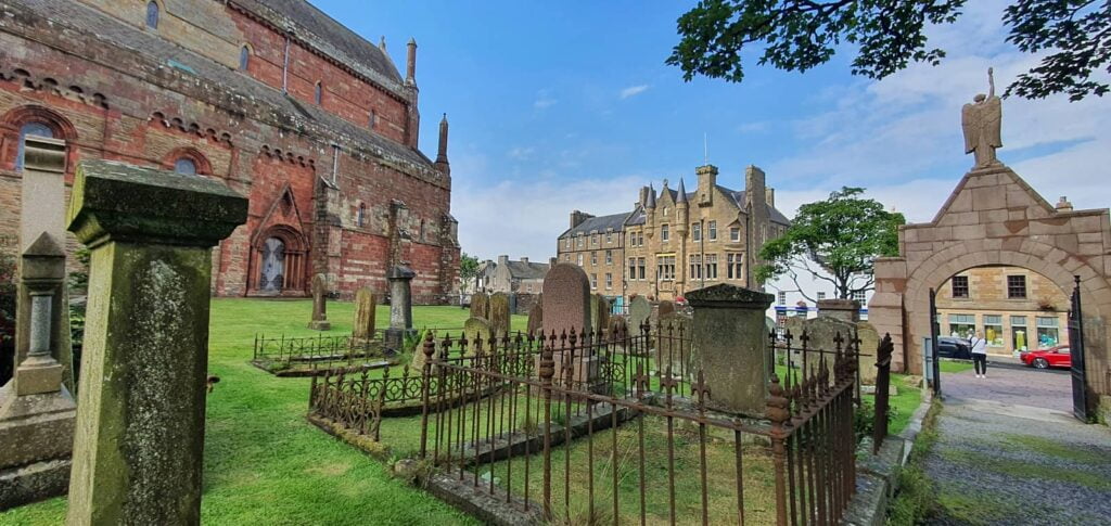 St Magnus Cathedral: la Cattedrale più antica della Scozia 46 St Magnus burial ground