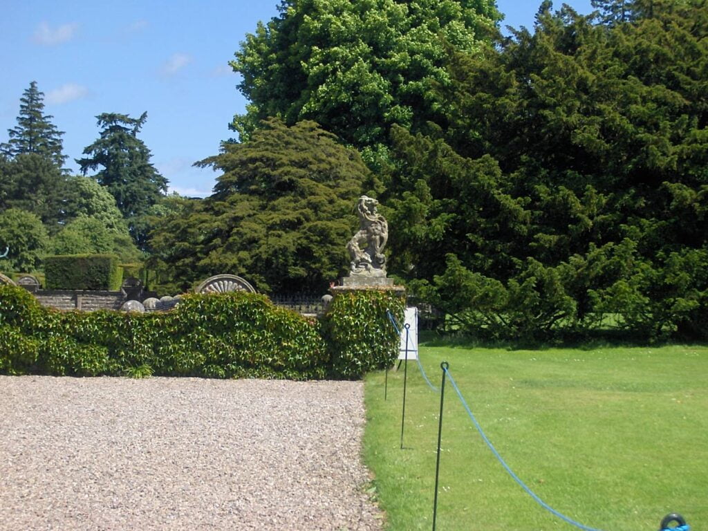 cortile anteriore e giardino olandese