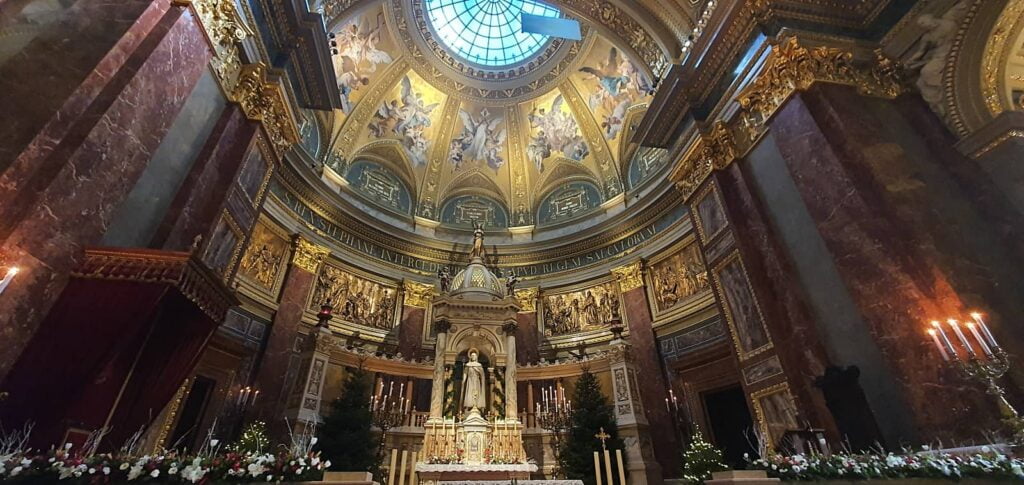 Basilica di Santo Stefano una delle chiese più importanti di Budapest 13 Basilica di Santo Stefano Budapest, altare maggiore