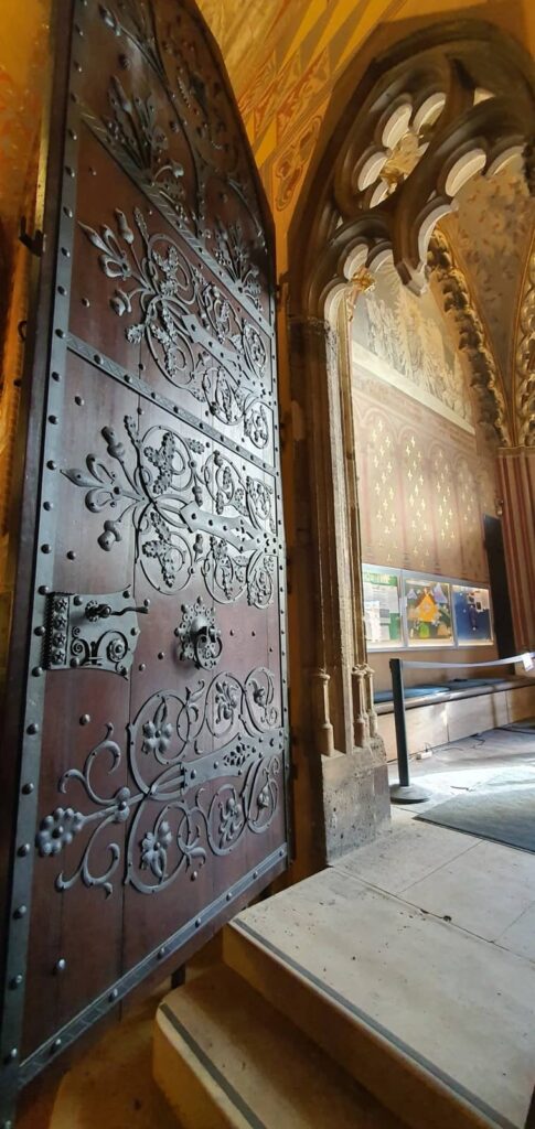 La chiesa di Mattia, uno degli edifici più antichi di Budapest 17 chiesa di mattia porte 2