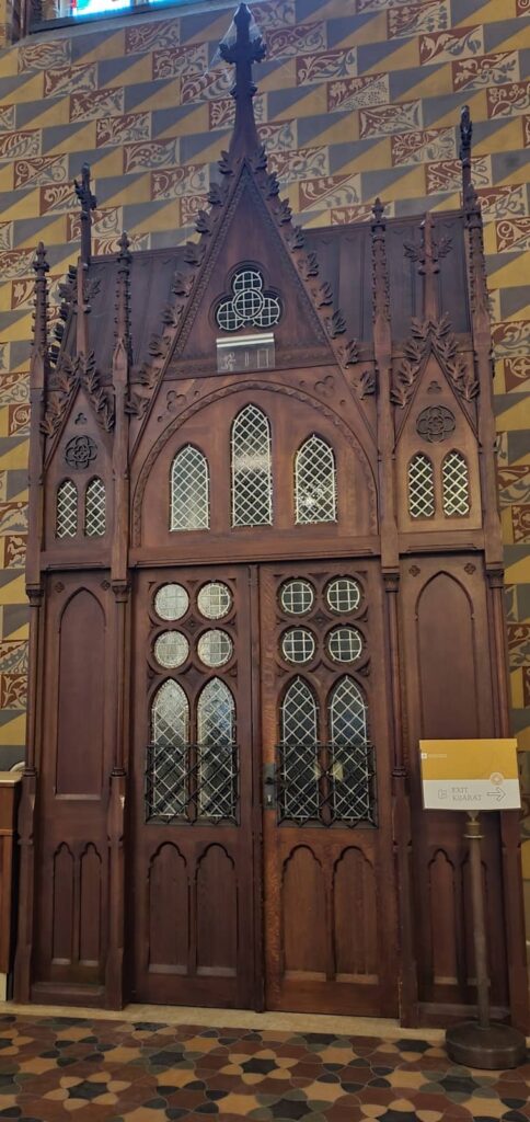 La chiesa di Mattia, uno degli edifici più antichi di Budapest 18 chiesa di mattia porte 3