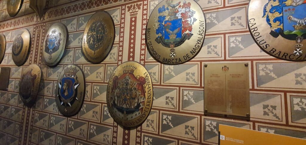 La chiesa di Mattia, uno degli edifici più antichi di Budapest 43 coat of arms - gli stemmi dei cavalieri templari