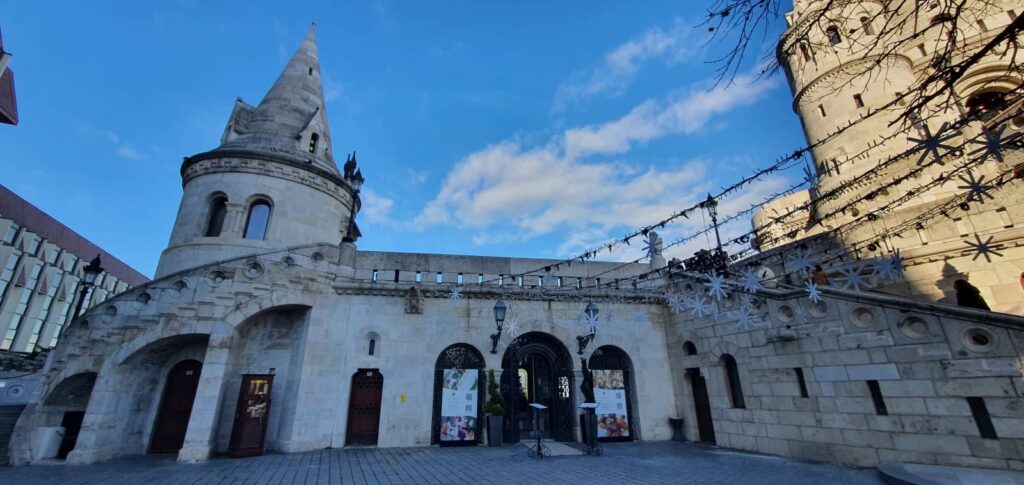 Il bastione dei pescatori: guida alla fortezza bianca di Budapest 12 ingresso della cripta sotterranea di san michele
