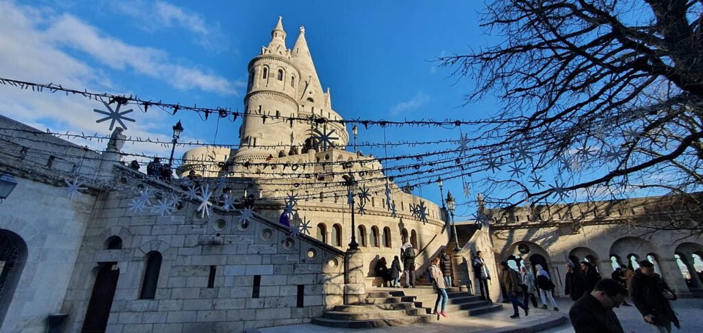 Il bastione dei pescatori: guida alla fortezza bianca di Budapest 13 il bastione dei pescatori, budapest