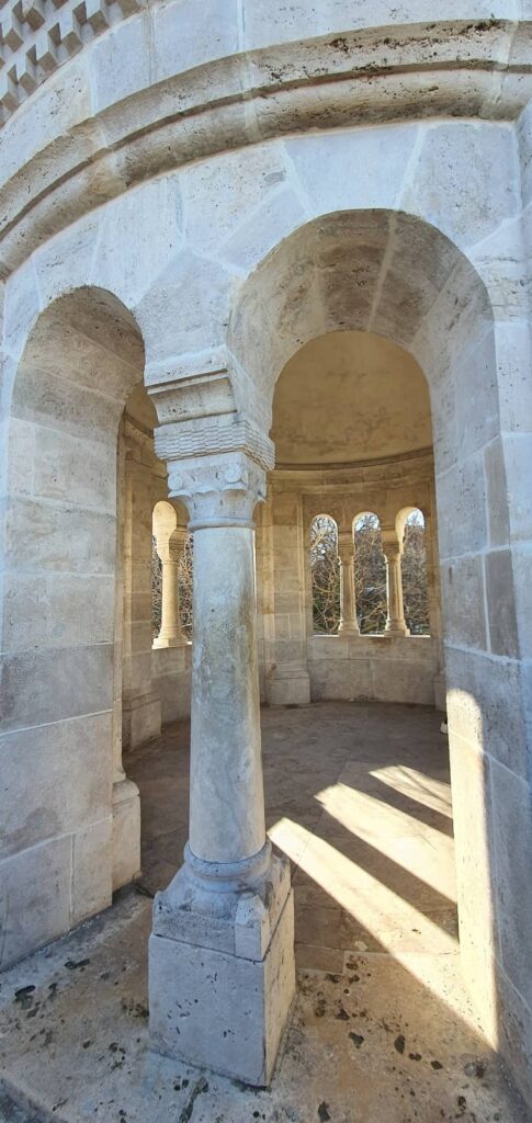 Il bastione dei pescatori: guida alla fortezza bianca di Budapest 5 il bastione dei pescatori budapest 3