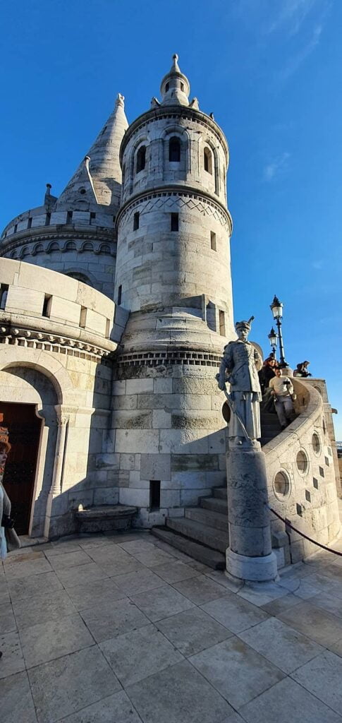 Il bastione dei pescatori: guida alla fortezza bianca di Budapest 9 il bastione dei pescatori budapest 7