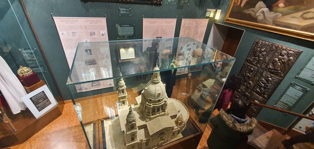 Basilica di Santo Stefano una delle chiese più importanti di Budapest 26 il tesoro Basilica di Santo Stefano 2