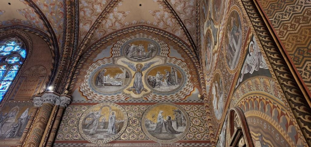 La chiesa di Mattia, uno degli edifici più antichi di Budapest 20 interno della chiesa di mattia a budapest
