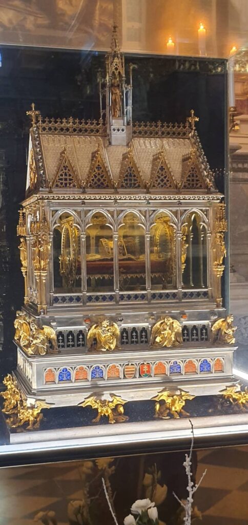 Basilica di Santo Stefano una delle chiese più importanti di Budapest 9 mano di santo stefano