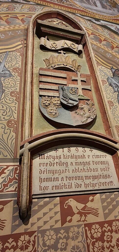 La chiesa di Mattia, uno degli edifici più antichi di Budapest 10 stemma di mattia corvino