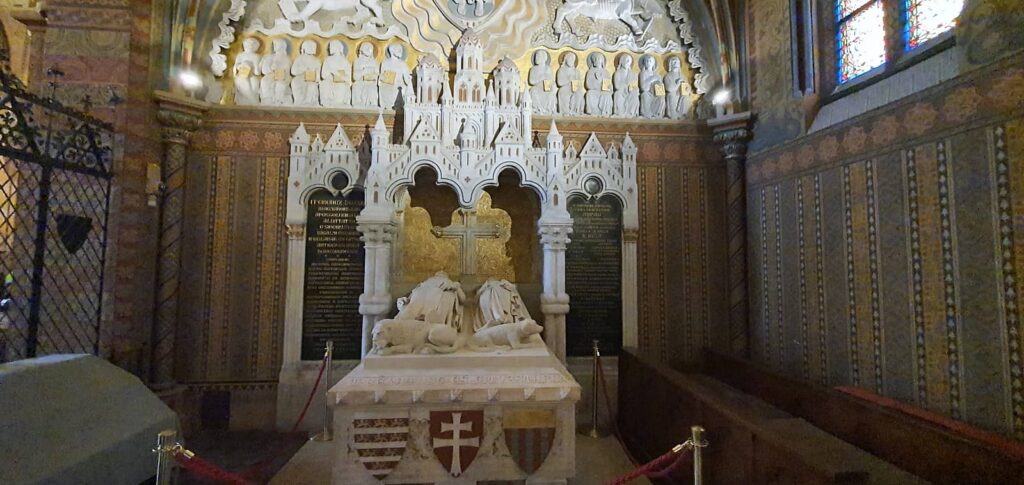 La chiesa di Mattia, uno degli edifici più antichi di Budapest 32 tomba di re bela III - chiesa di mattia