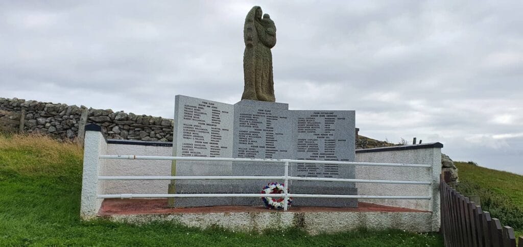 Esplora Yell, la selvaggia isola delle Shetland 36 The gloup and the Fisherman’s Memorial