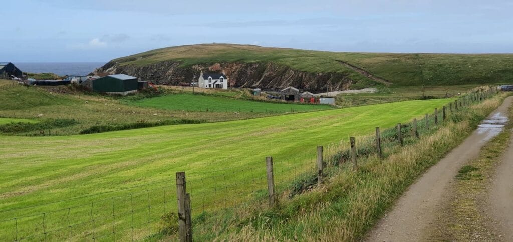 Esplora Yell, la selvaggia isola delle Shetland 37 The gloup and the Fisherman’s Memorial