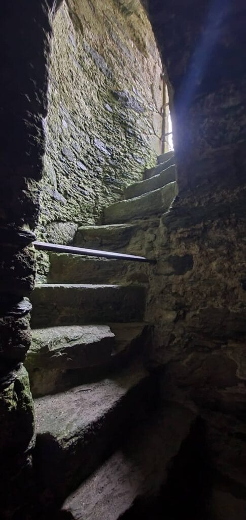 Muness castle: il castello più a nord del Regno Unito 14 Muness castle, scalinata interna