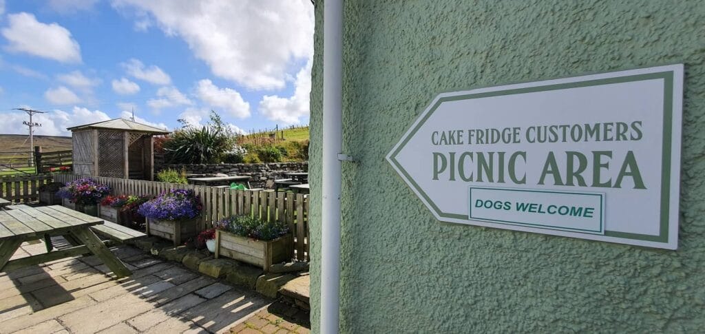 Cosa vedere a Mainland Shetland: luoghi imperdibili e consigli di viaggio alle isole Shetland 80 The cake fridge honesty box, mainland shetland, dove mangiare alle shetland