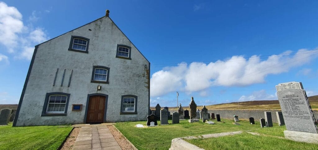 Esplora Yell, la selvaggia isola delle Shetland 40 st magnus' kirk e kirkyard, hamnavoe, isola di yell