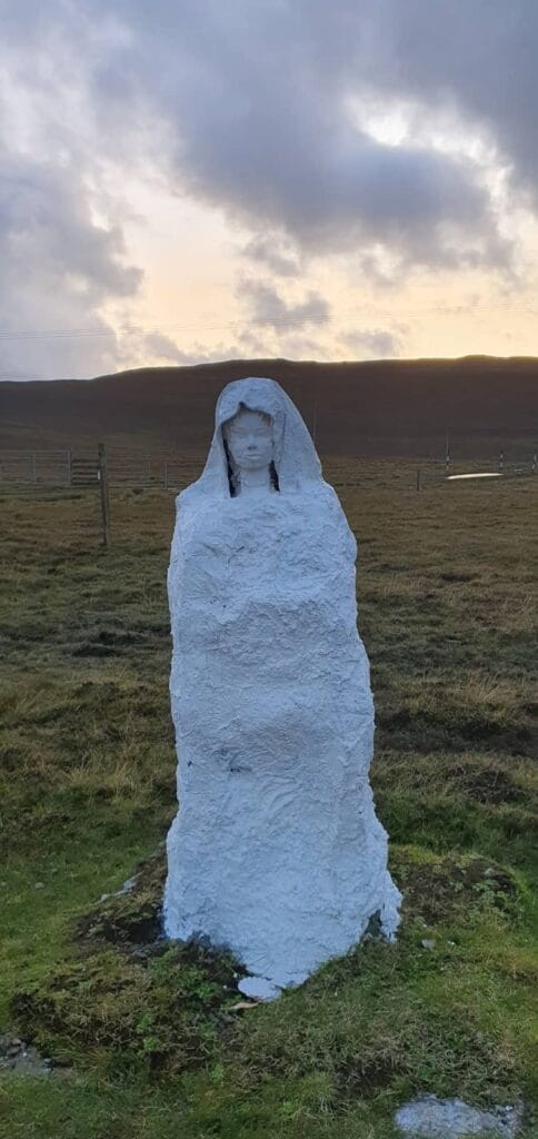 Unst, l'isola più settentrionale delle Shetland: giuda completa 26 statua della white wife a unst, folklore isole shetland