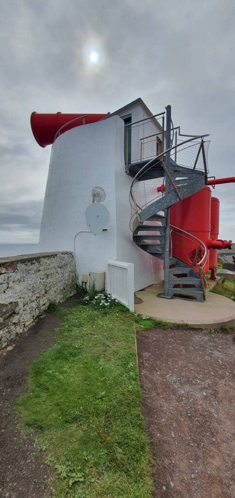 Sumburgh Head: il Faro dei Puffin e l’anima delle Shetland 18 Sumburgh Head lighthouse, the foghorn