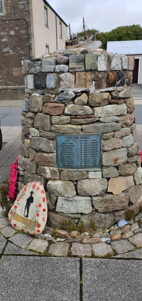 Scalloway, l'antica capitale delle isole Shetland 5 The Shetland Bus Memorial, scalloway