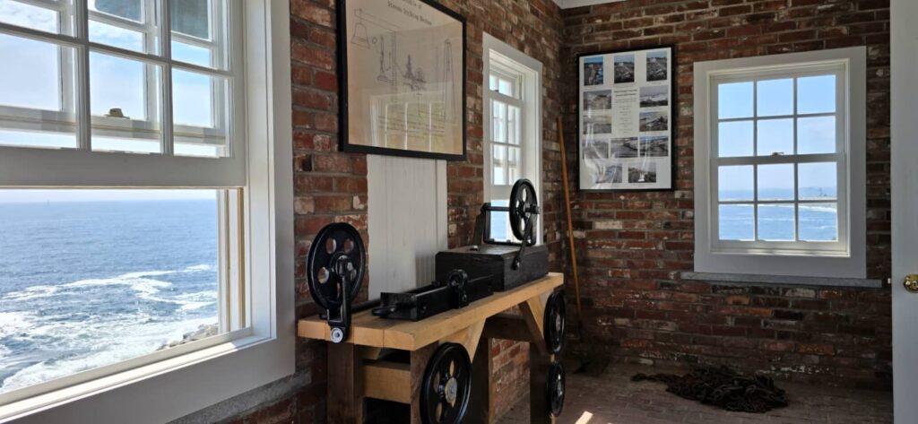 Pemaquid Point Lighthouse: il faro che racconta l’anima del Maine 17 Pemaquid Point Lighthouse the bell house 3