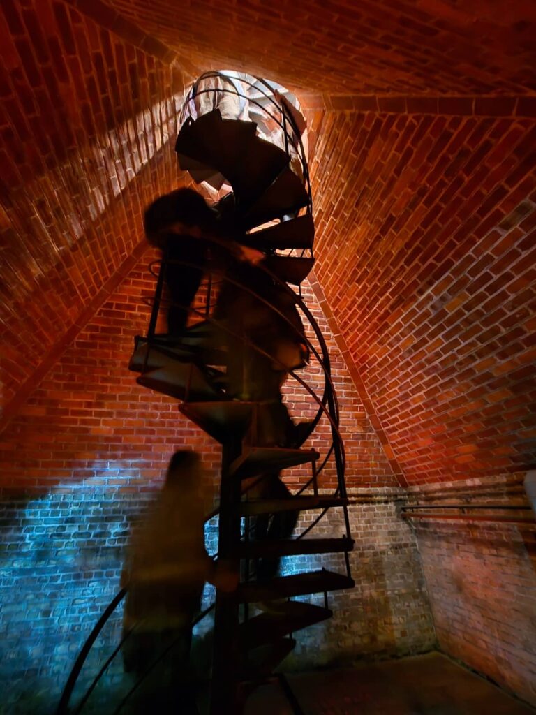 De Halve Maan salita fino alla terrazza