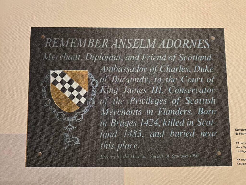 targa in onore di Anselm Adornes all'interno di St. Michael’s Church a Linlithgow in Scozia