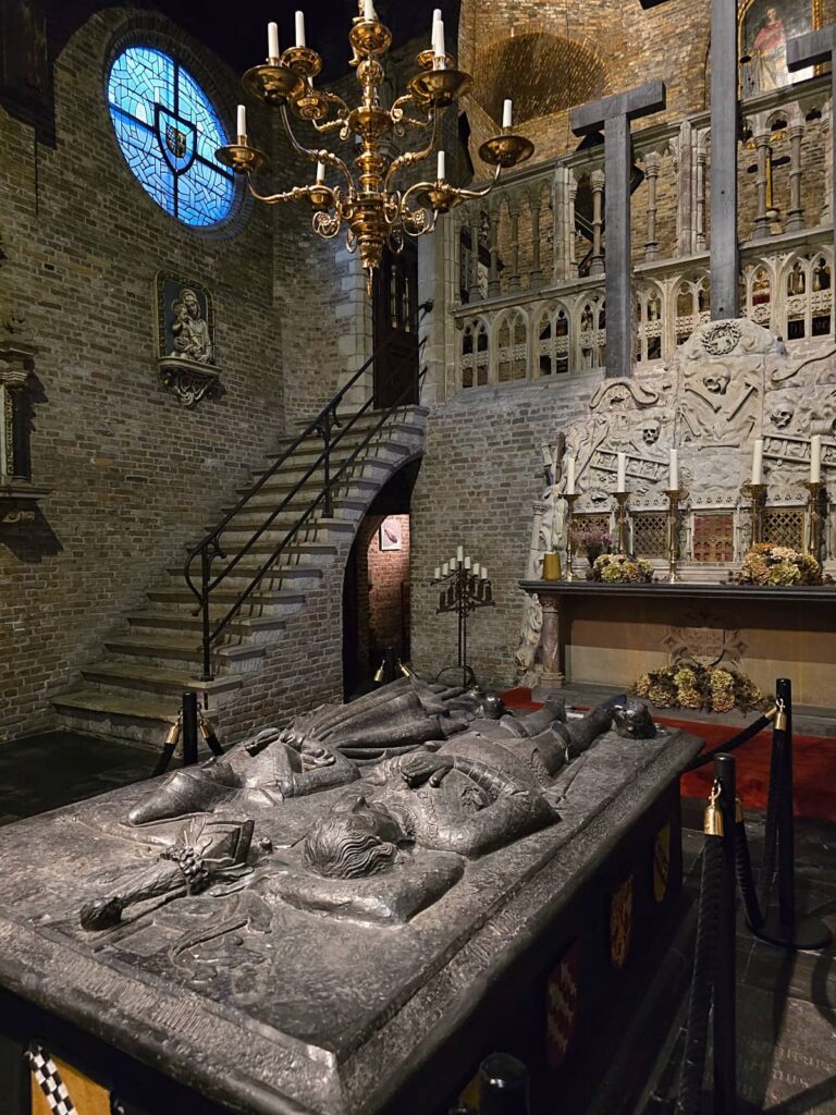 Interno della Jerusalem Chapel a Bruges con monumento funerario di Anselm Adornes