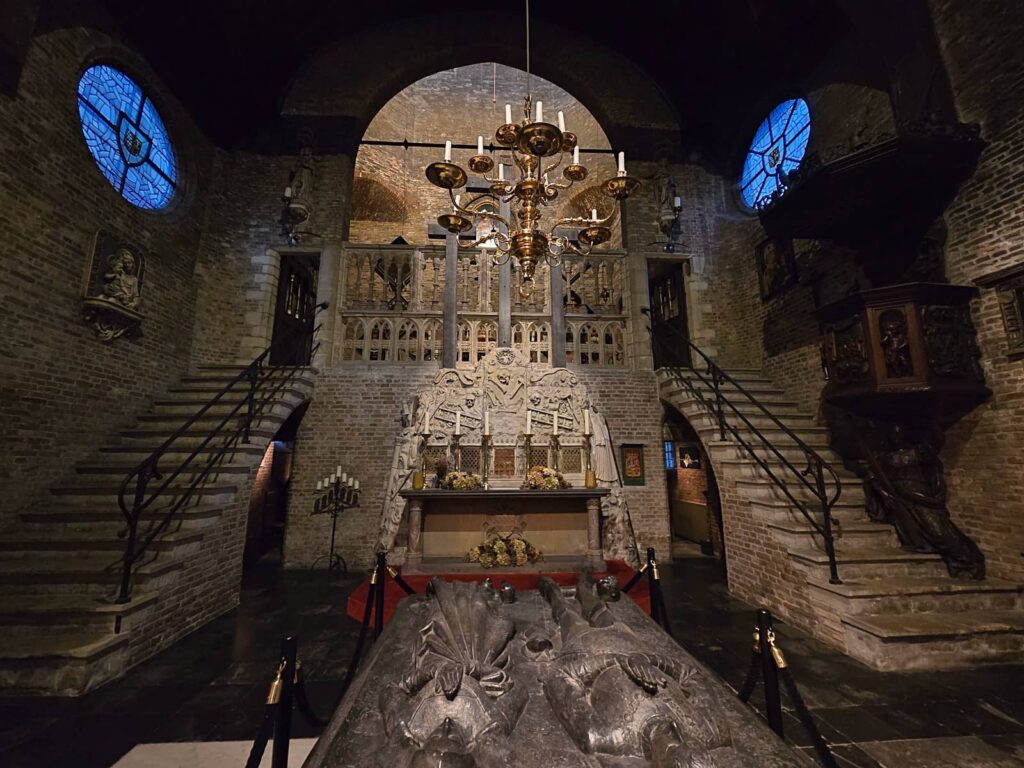 Interno della Jerusalem Chapel a Bruges con monumento funerario di Anselm Adornes