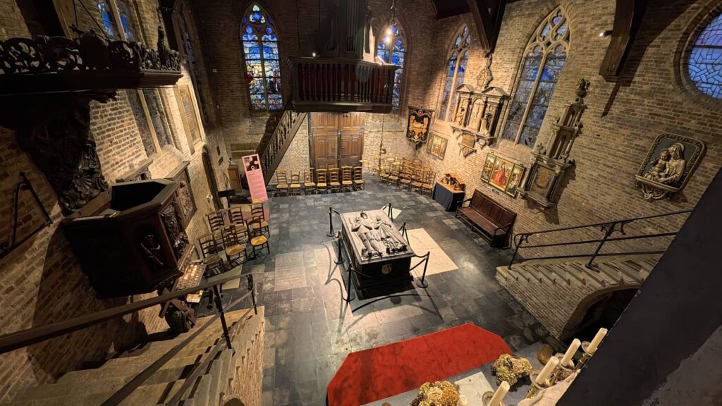 Interno della Jerusalem Chapel a Bruges con monumento funerario di Anselm Adornes