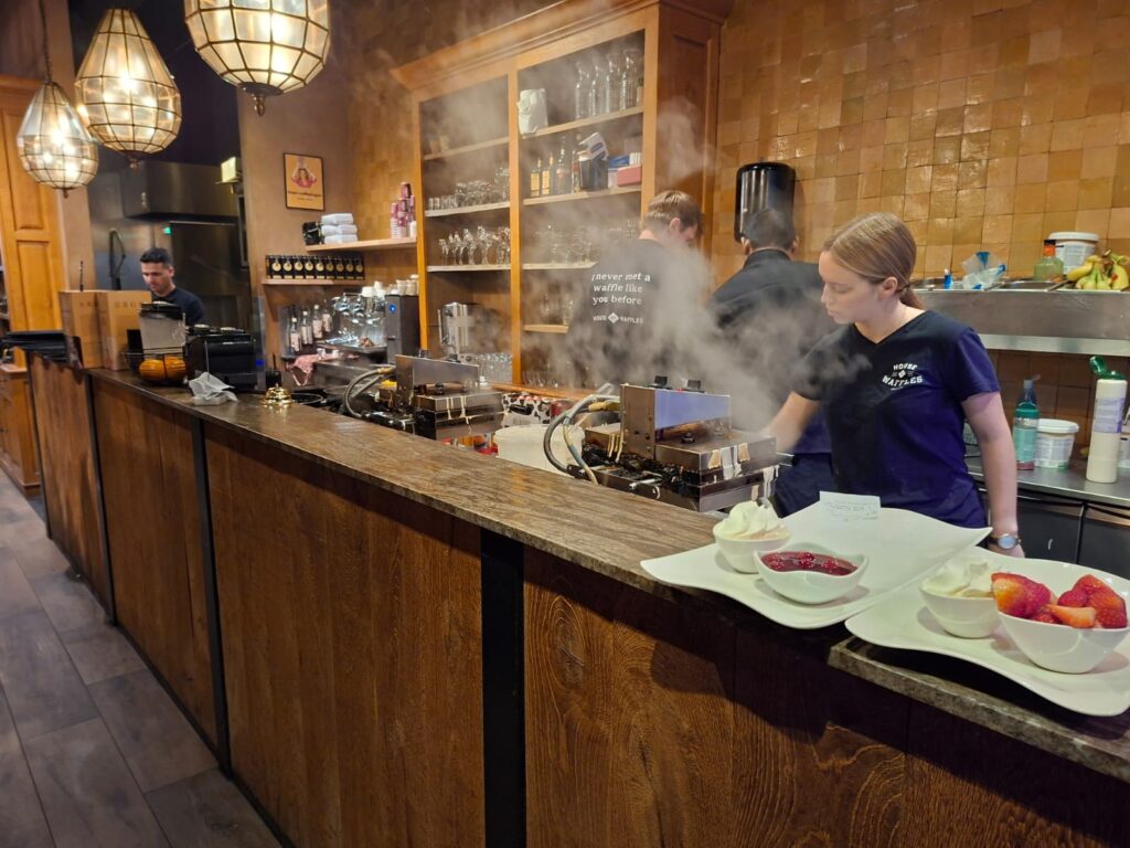 Preparazione dei waffle artigianali secondo la ricetta tradizionale al House of Waffles Bruges