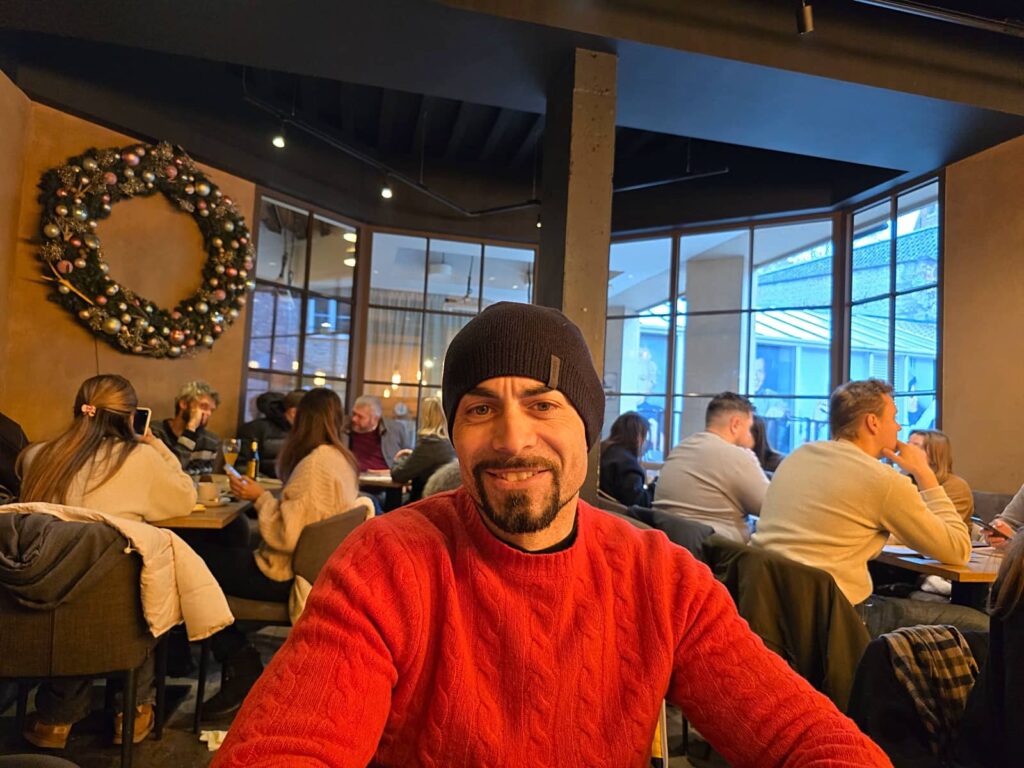 Interno accogliente di House of Waffles a Bruges con posti a sedere 